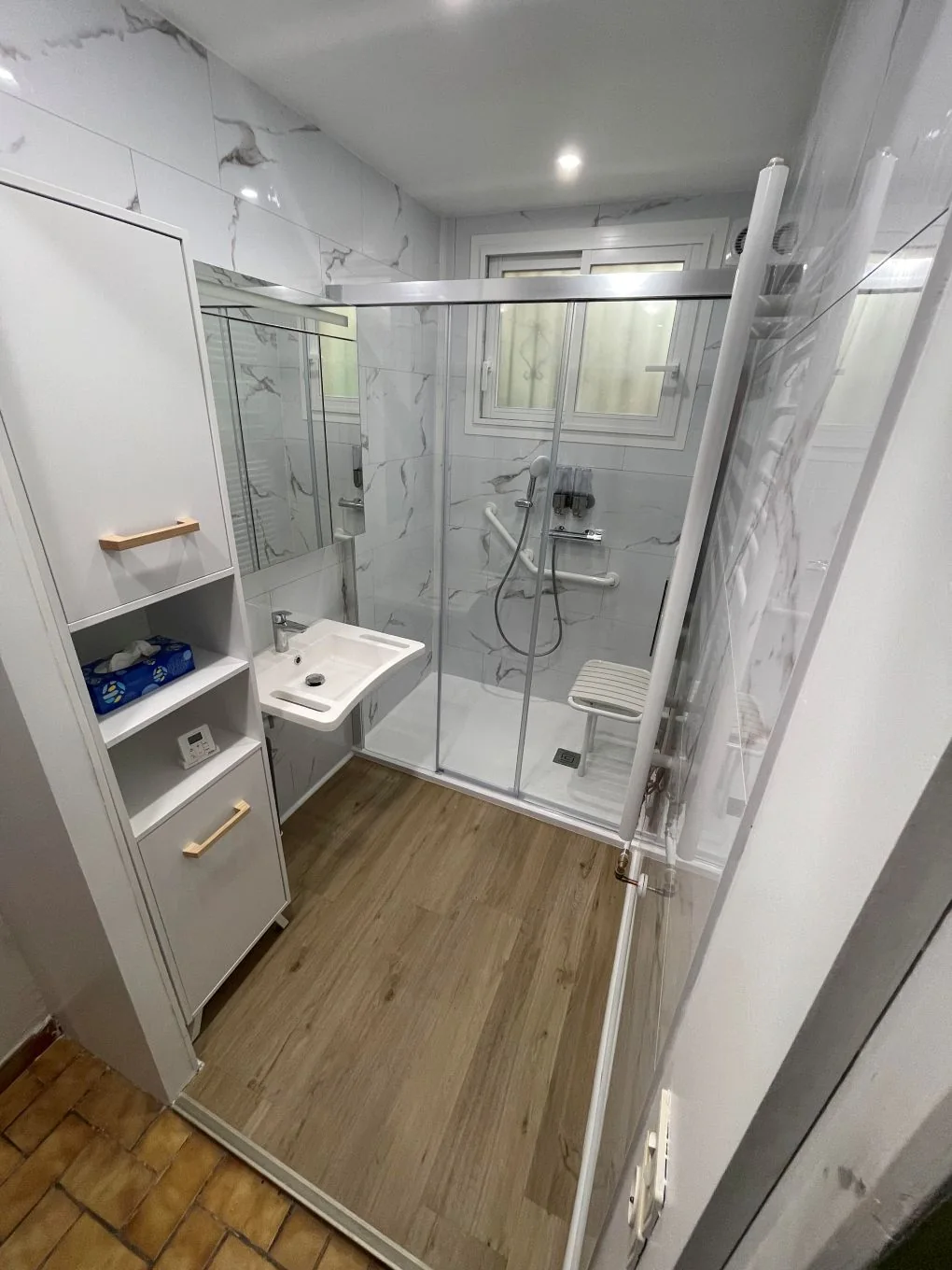 Salle d’eau accessible avec douche de plain-pied
