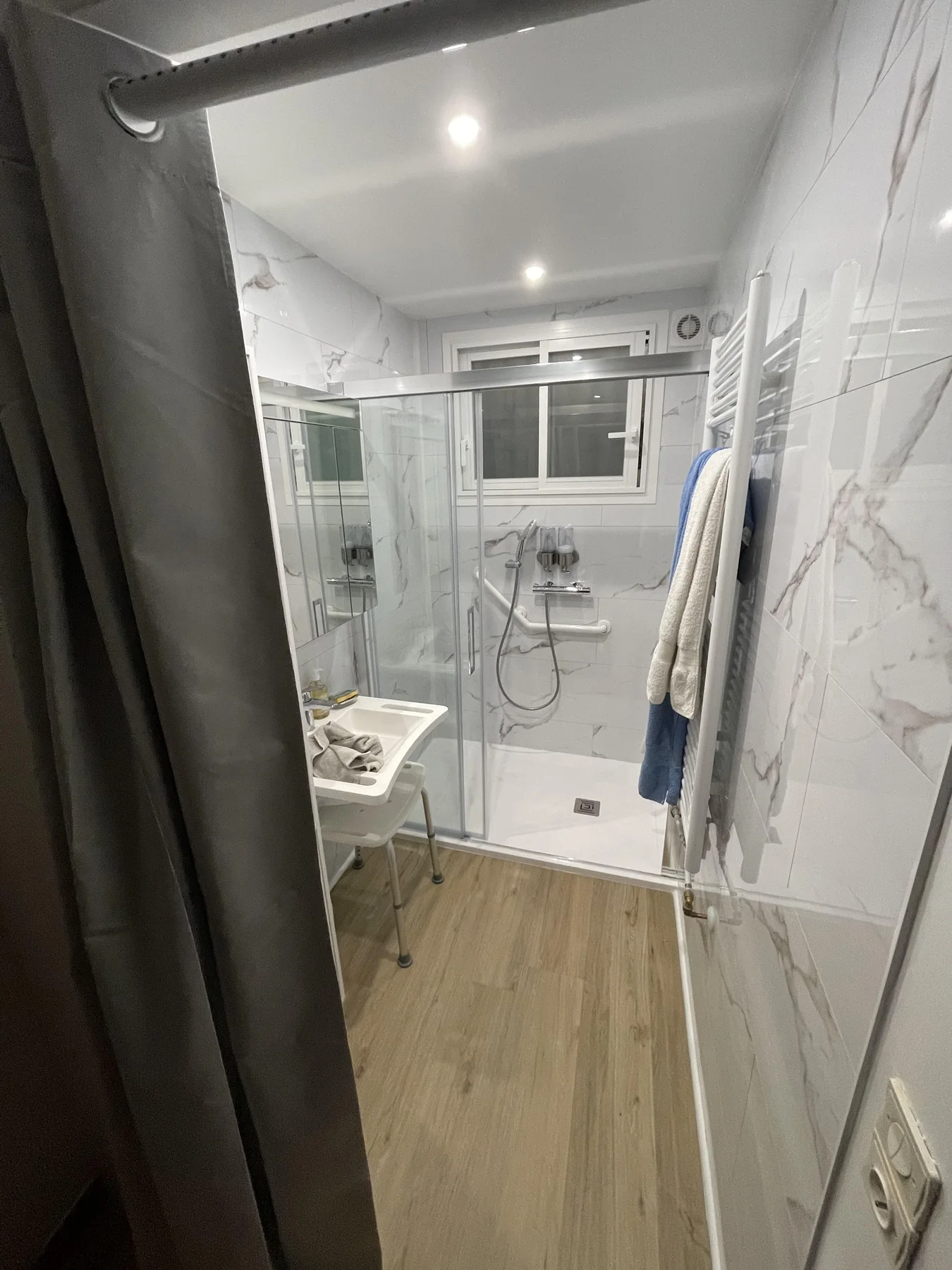 Douche accessible et revêtement effet marbre