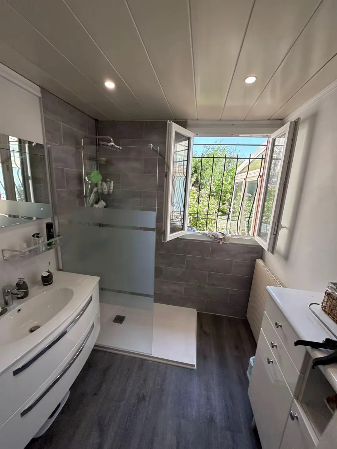 Salle de bains grise entièrement rénovée