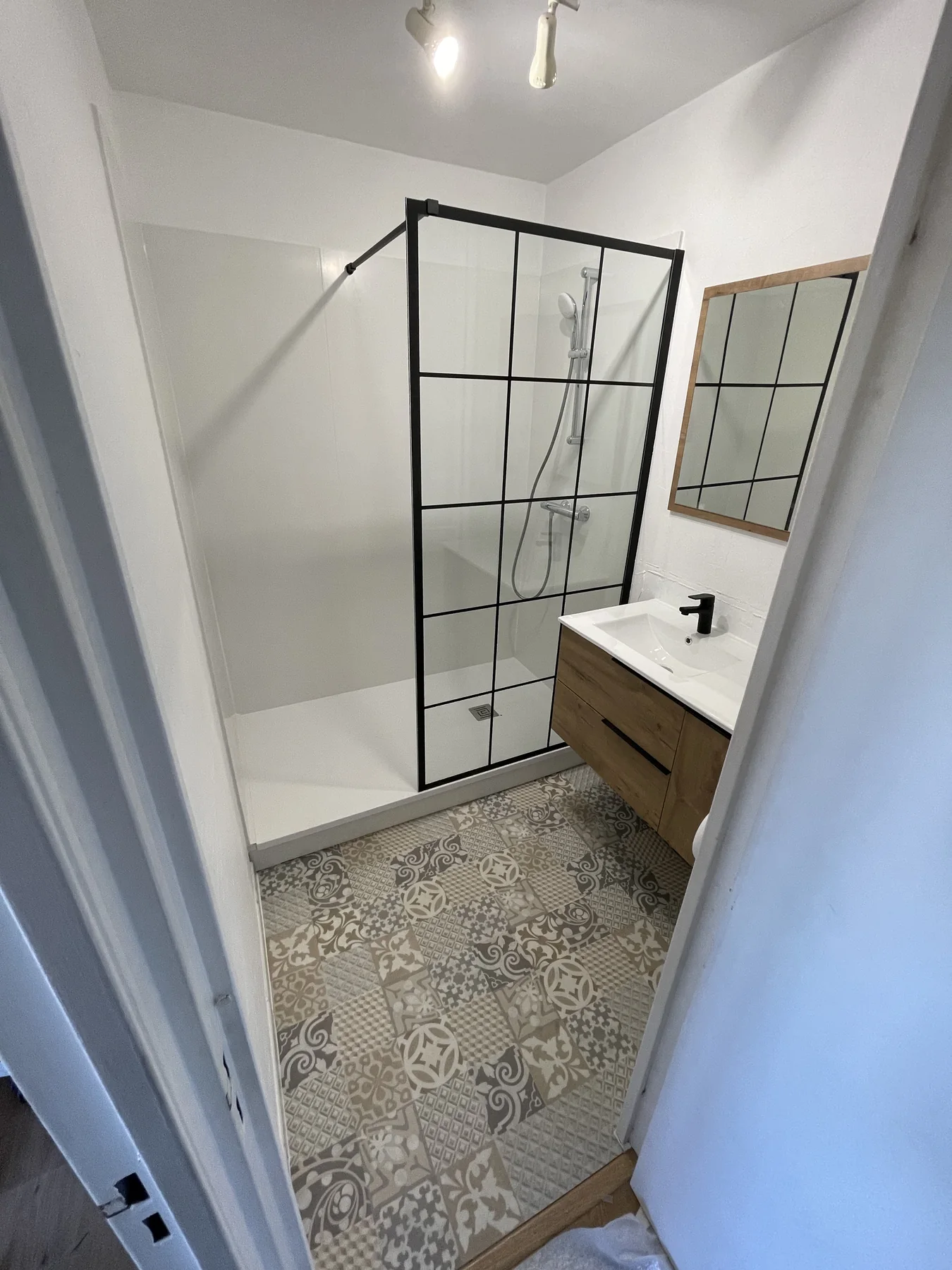 Salle de bains moderne avec paroi de douche noire